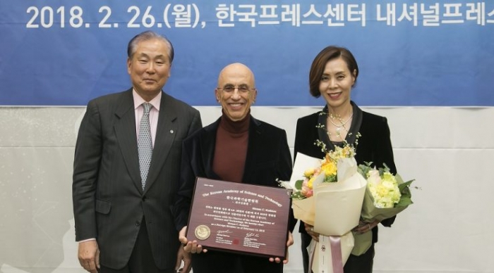 KAST President Dr. Myung-Chul Lee, Dr. Kafatos and his wife, Chapman Professor Susan Yang, Ph.D.(Photo: Chapman University).